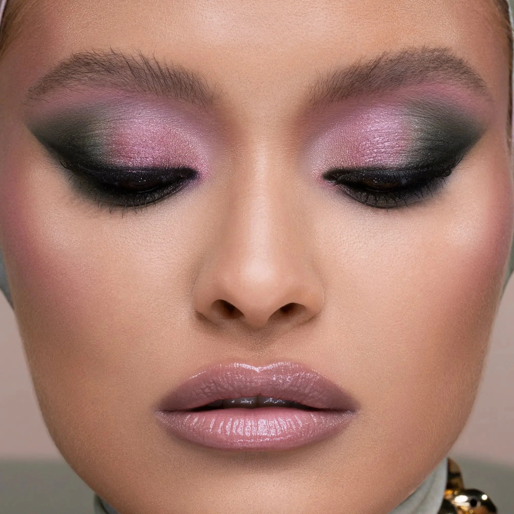 RETRO GLAM EYESHADOW PALETTE - Image 4